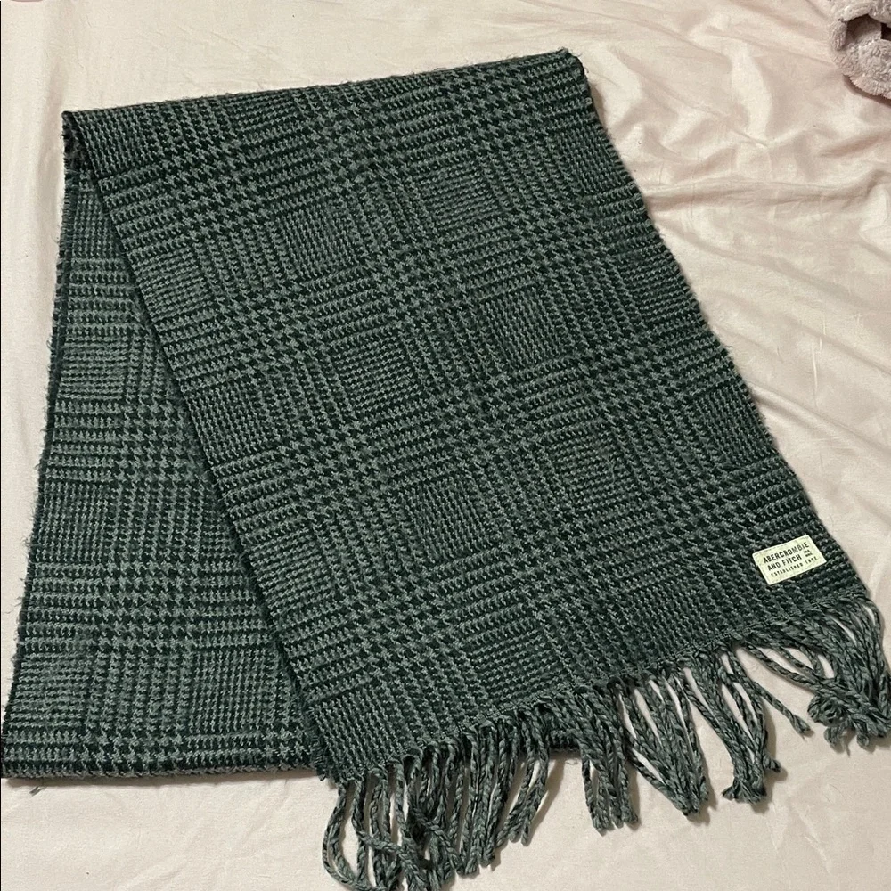 Abercrombie & Fitch Men’s Warm Plaid Gray Winter Fashion Scarf